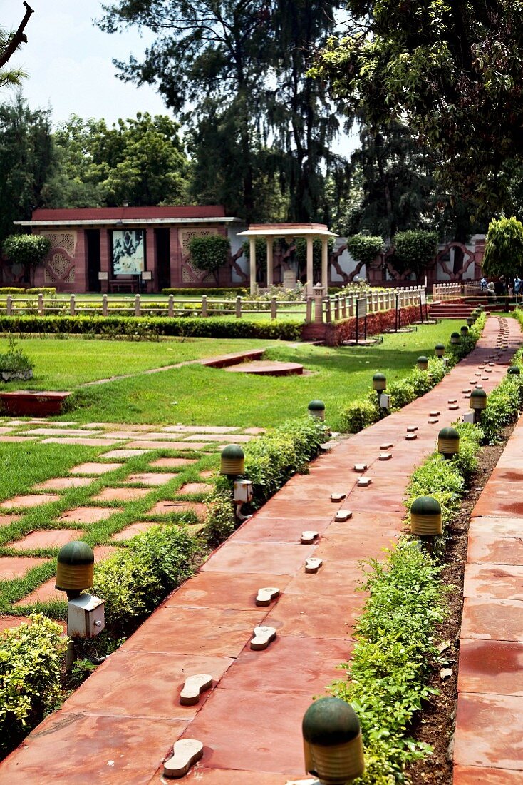 Das Gandhi Smriti Museum in Neu Delhi - Die Fußspuren zeichnen Gandhis letzte Schritte