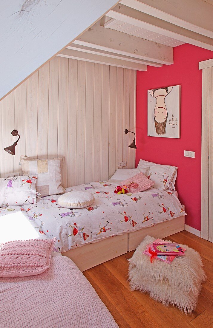 Helles Kinderzimmer - Hocker mit Flokatiteppich bezogen vor dem Bett an weisser Holzwand und pink getönter Wand