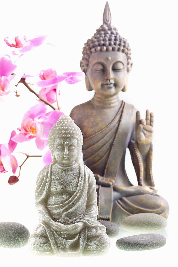Buddhafiguren aus Stein und Metall mit Orchideenzweig