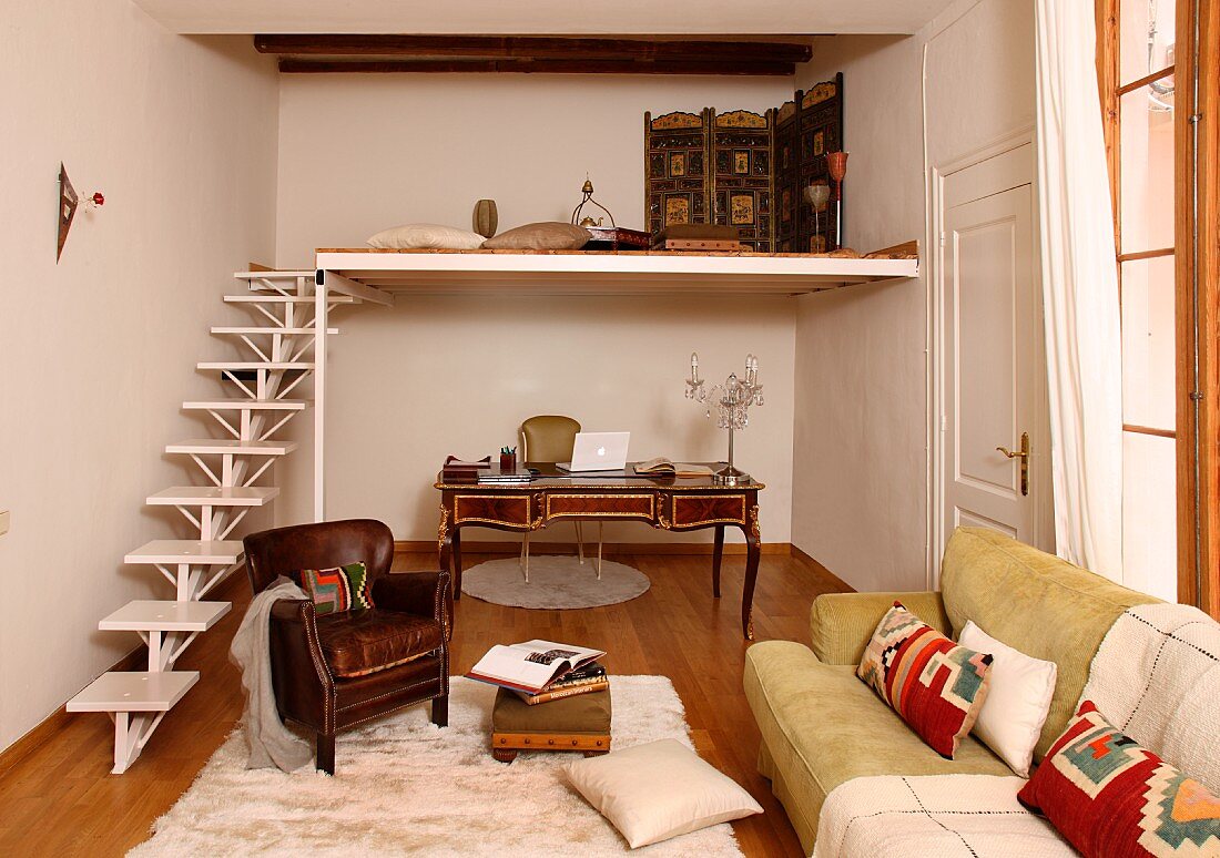 Minimalistische Treppe mit Galerie im Wohnzimmer und Ledersessel im Loungebereich vor Sekretär im Rokokostil