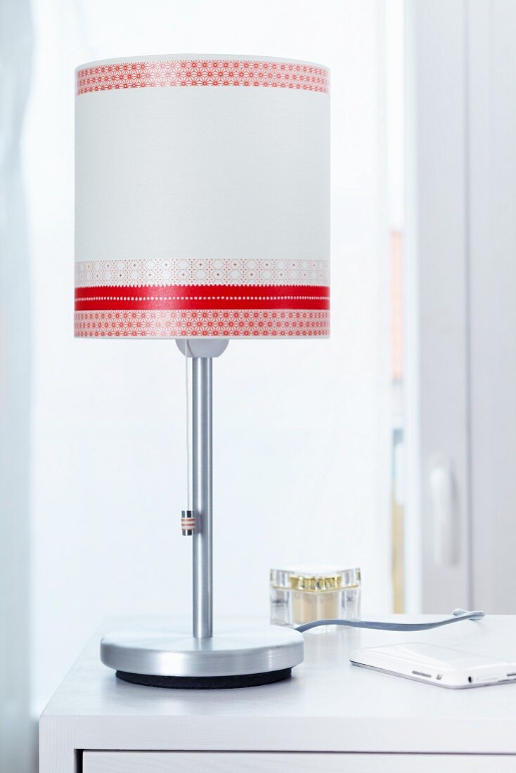 Mit rot gemusterten Masking Tapes gestalteter Lampenschirm auf moderner Tischleuchte