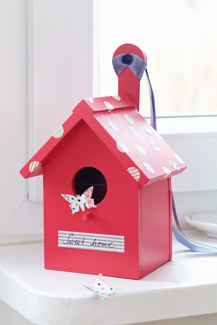 Romantisches, pinkfarbenes Vogelhäuschen mit Sweet home Beschriftung und Masking Tape Punkten