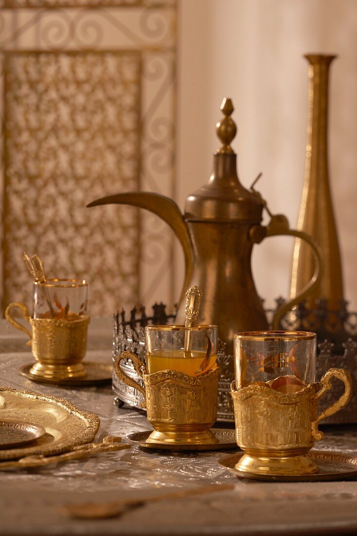 Arabisches Teeservice auf Wohnzimmertisch