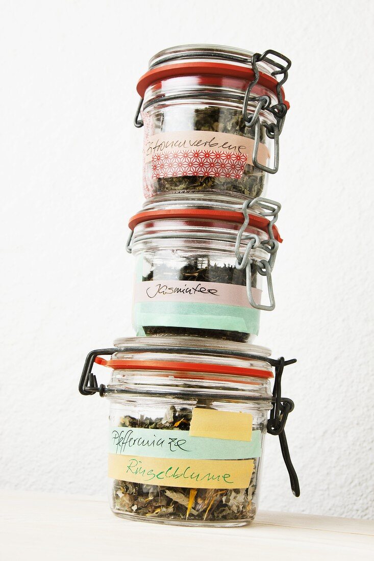 Drei Deckelgläser mit verschiedenen Teesorten, beschriftet aufMasking Tape