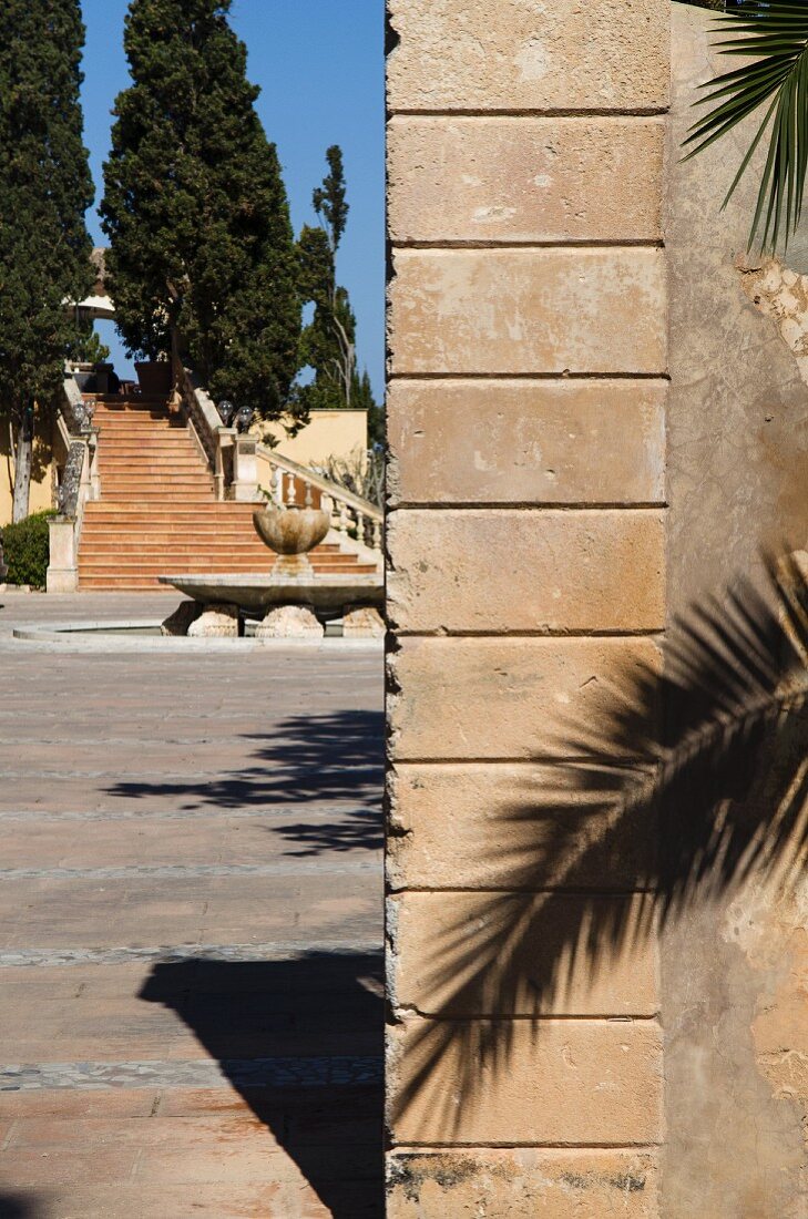 Mediterrane Anlage mit Blick auf grosszügigen Treppenaufgang im Garten