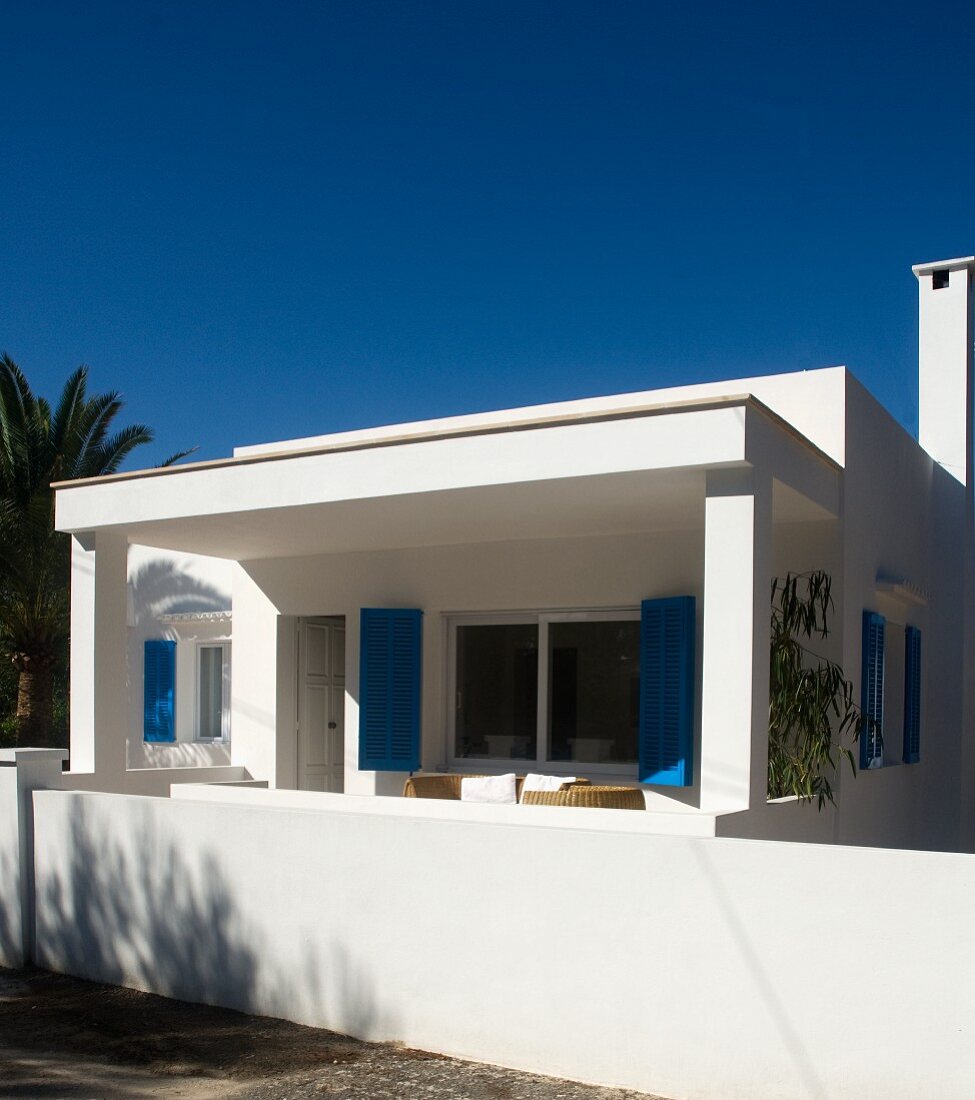 Mediterranes Haus in Weiß unter blauem Himmel