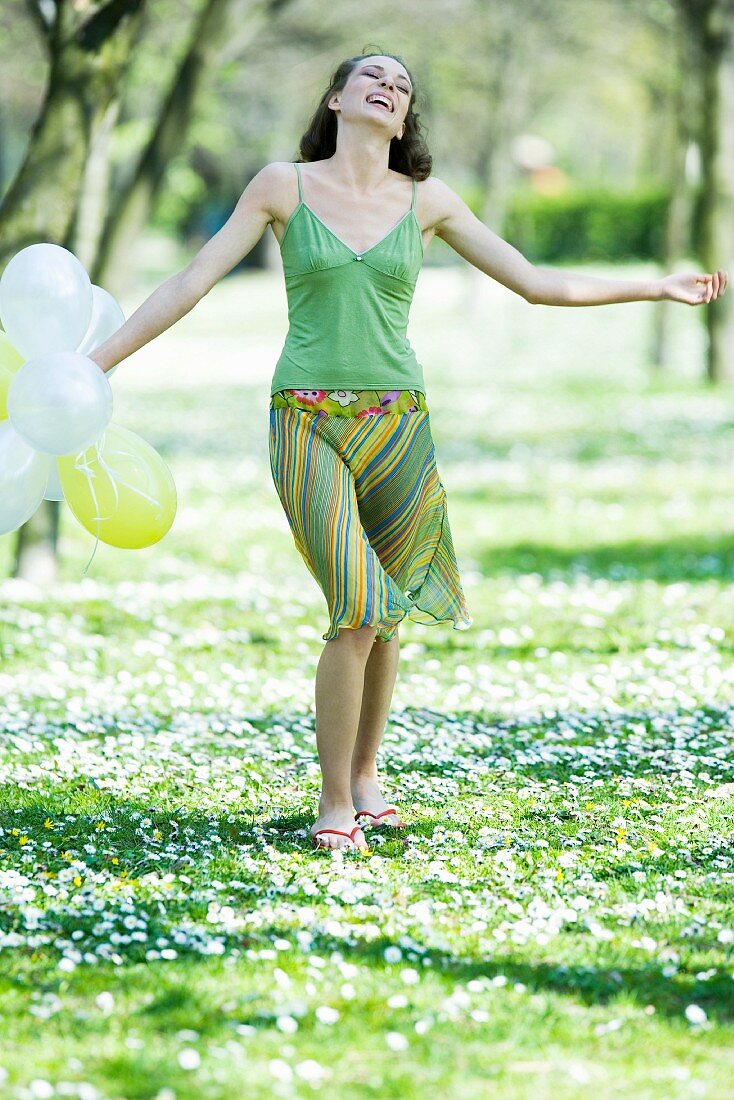 Frühlingsstimmung - Fröhliche Frau mit Luftballons in der Hand