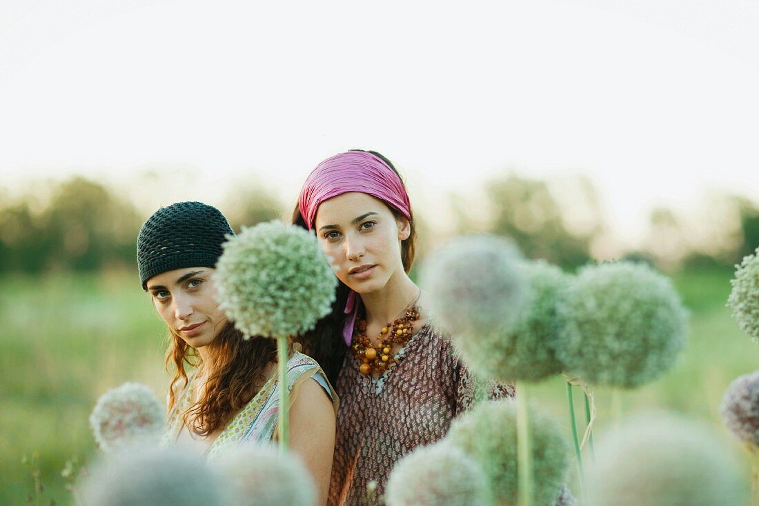 Zwei Frauen im Alliumfeld