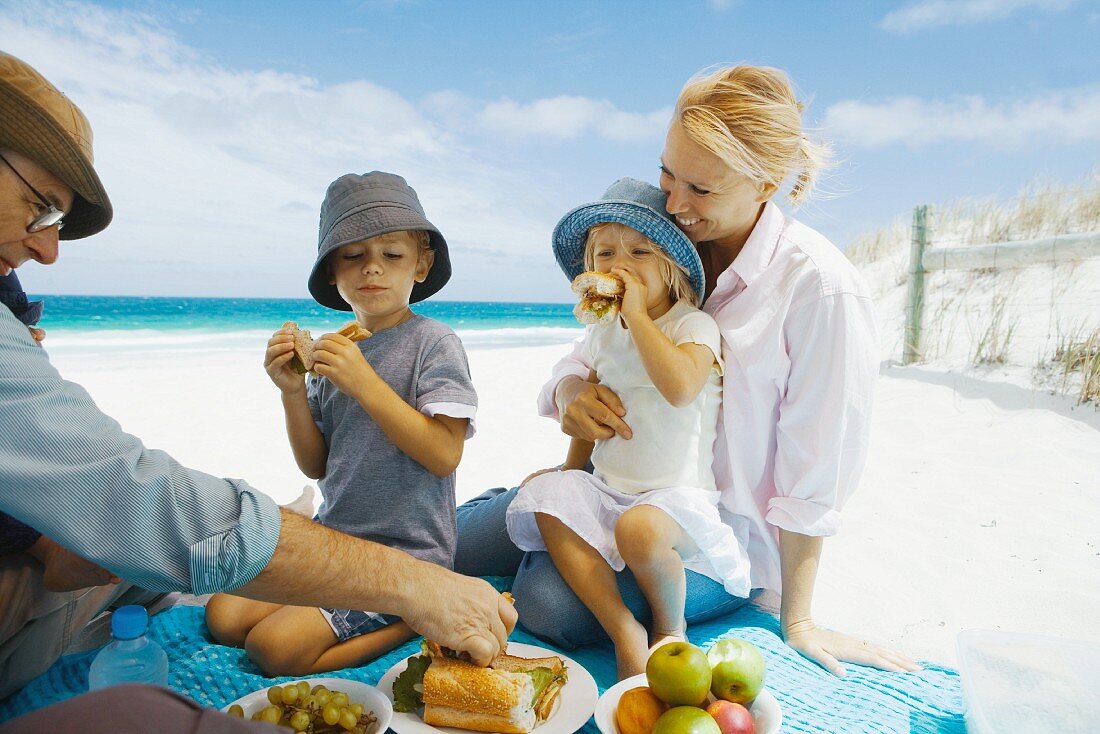 Familie beim Strandpicknick