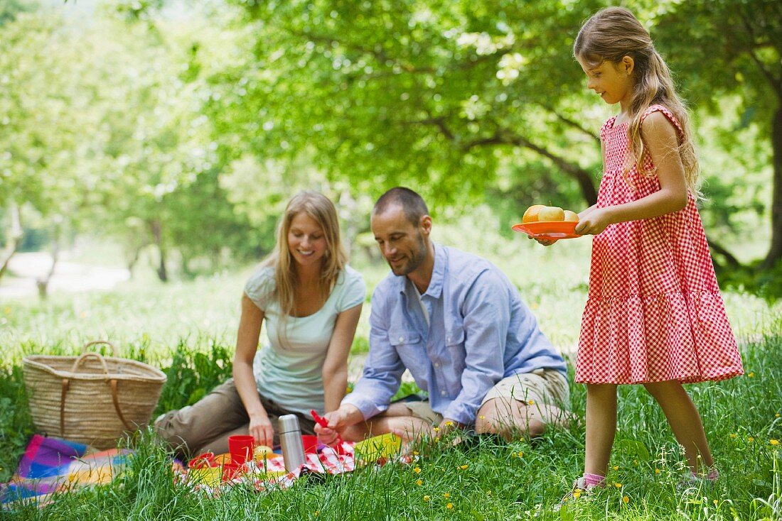 Junge Familie beim Picknick im Freien