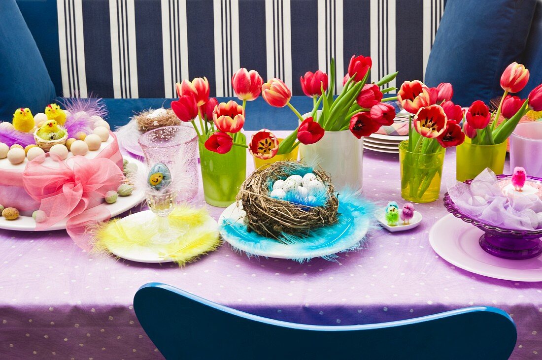 Bunte, geschmückte Tafel mit Blumensträußen und farbiger Osterdeko