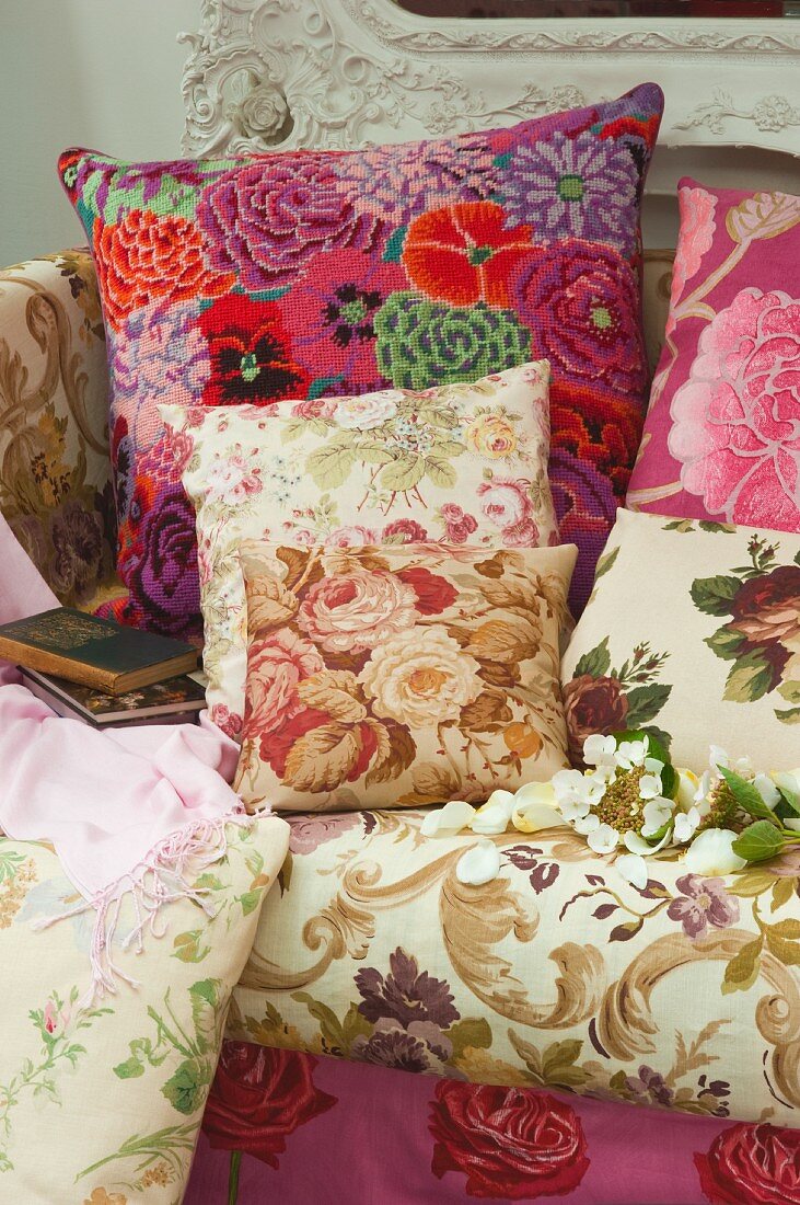 Kissen mit Blumenmuster auf stoffbezogener Couch