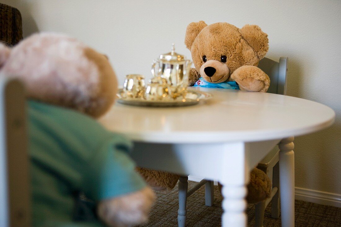 Puppenmöbel mit Teddybären