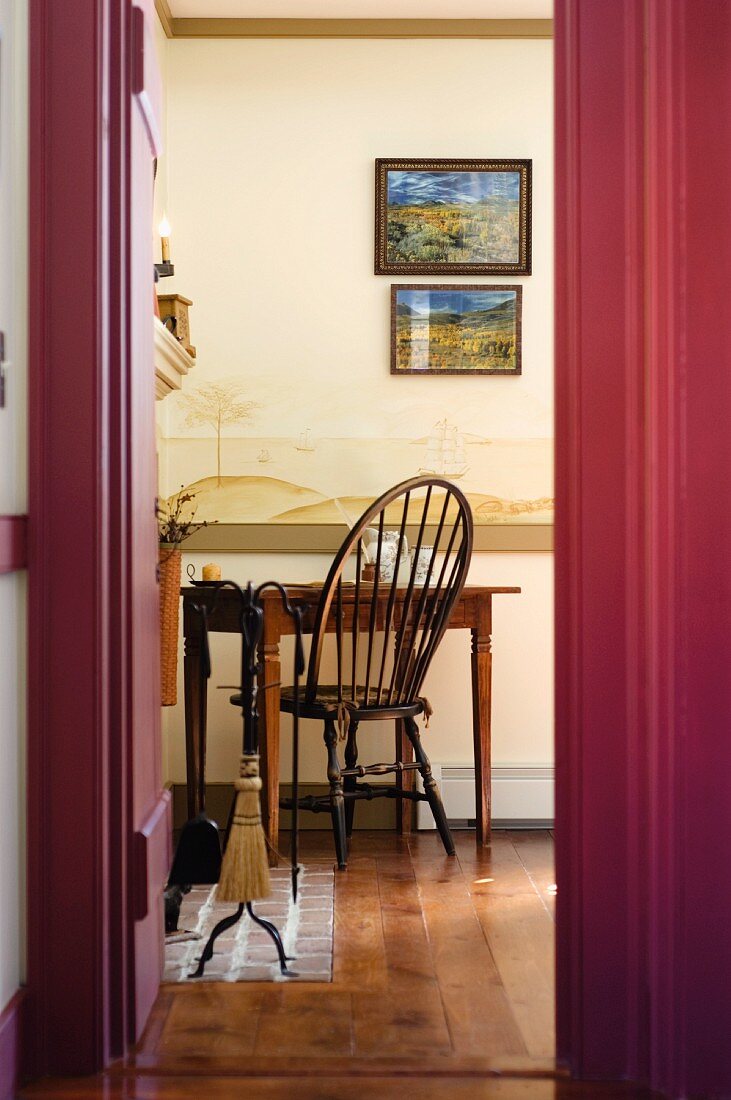 Blick durch offene Tür auf antiken Schreibtisch mit Stuhl