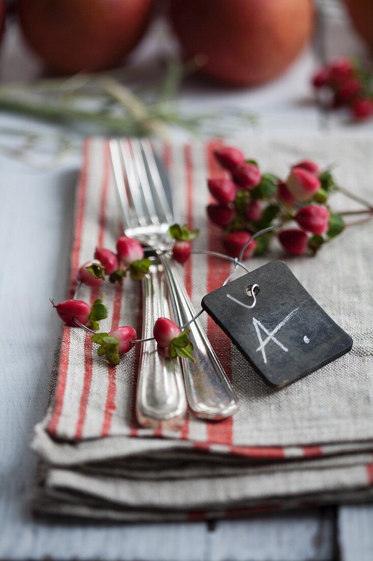 Cutlery with name tag and St. John's wort berries