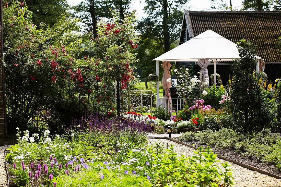 Blühender Garten mit Pavillon