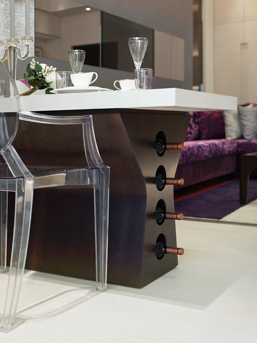 Tisch mit Unterbau und integriertem Weinlager und Designer Stuhl aus transparentem Acrylglas