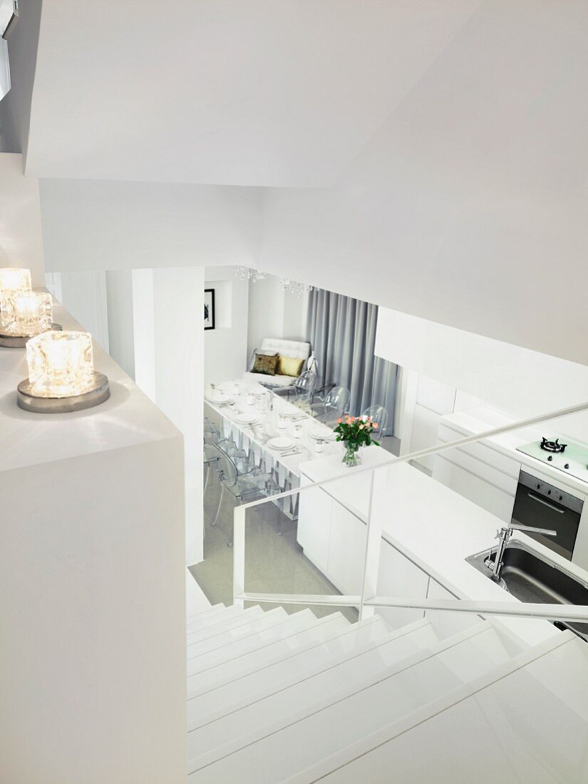 Designer Maisonette-Wohnung in Weiß - Blick von der Treppe in offene Küche mit Essplatz