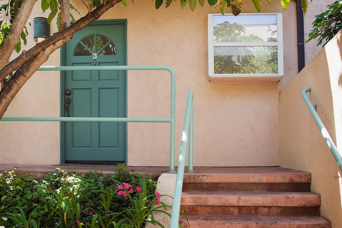 Schlichter Treppenaufgang vor Landhaus mit grün lackierter Eingangstür