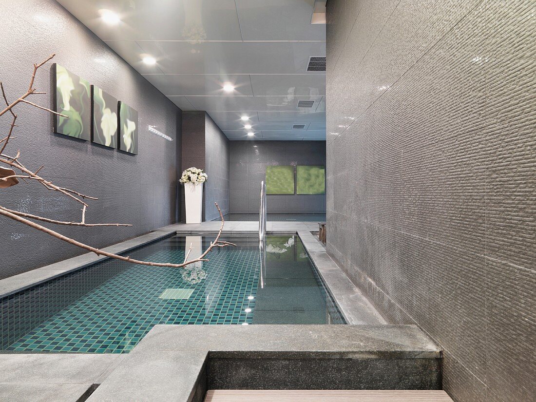 Indoor Pool in minimalistischer Architektur