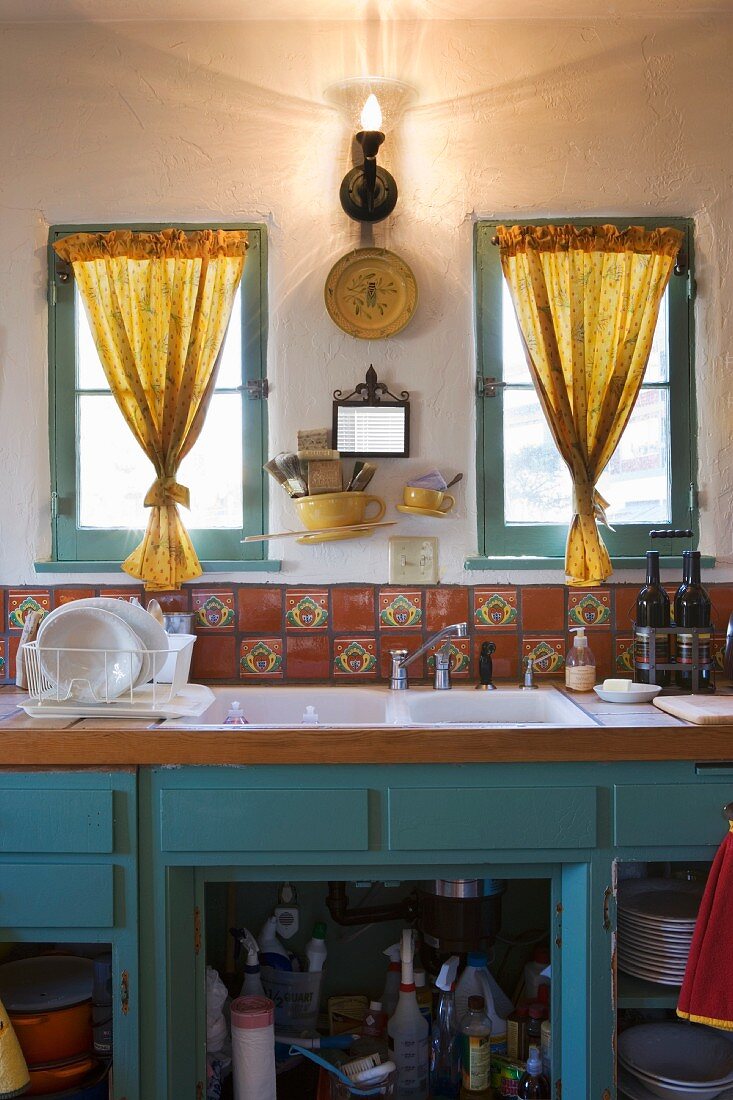 Altmodische Küche mit blauem Unterschrank