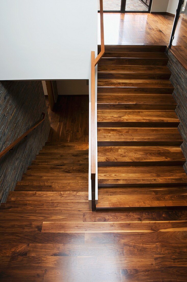 Treppenhaus mit Treppe aus dunklem Holz