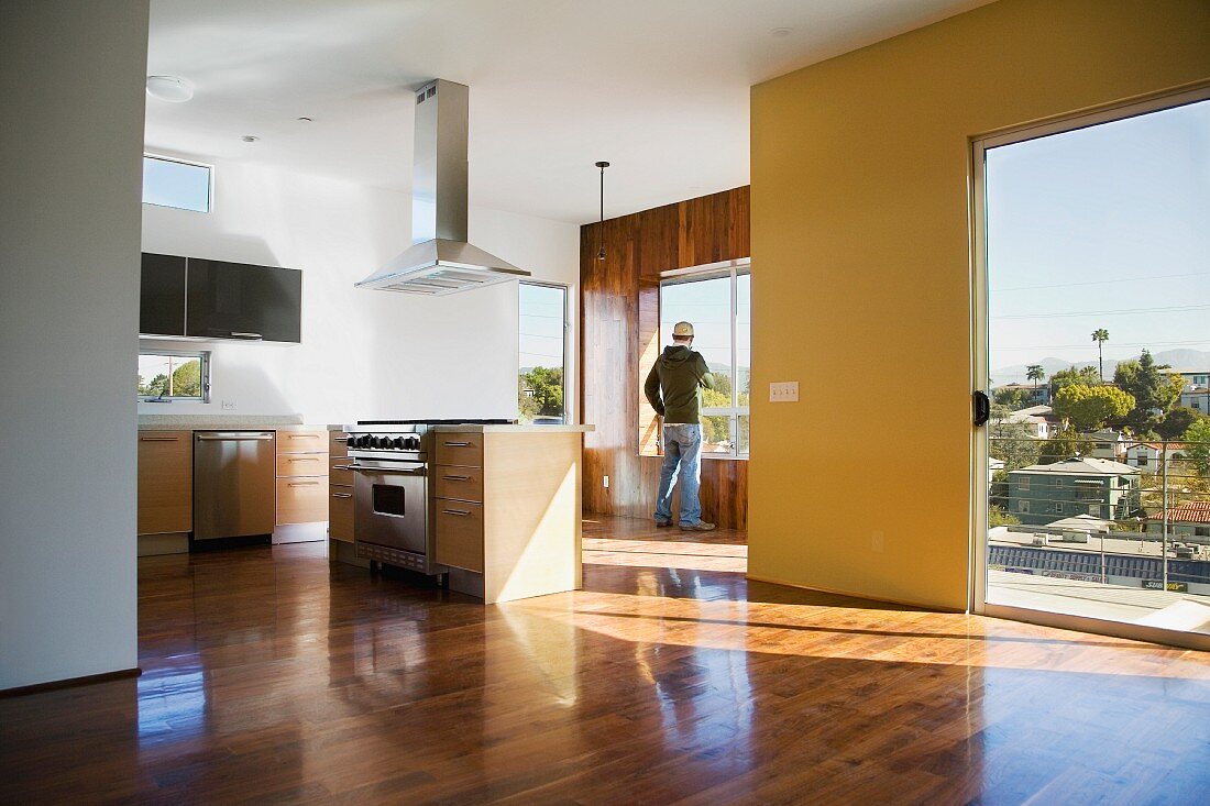 Offener Wohnraum mit Küche und Tür zur Dachterrasse