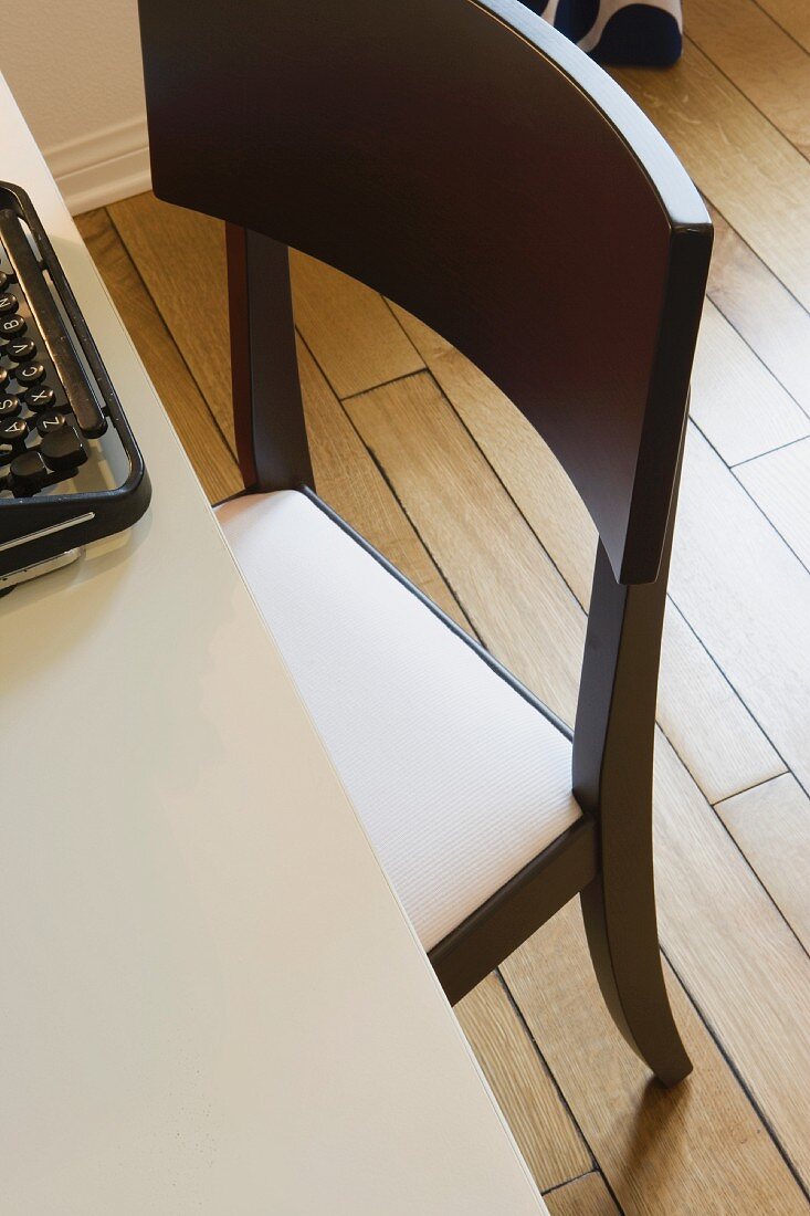 Ein Stuhl vor einem Tisch mit Schreibmaschine