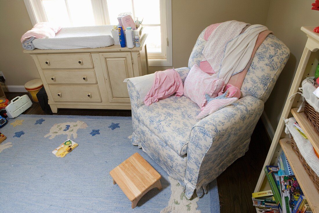 Sessel und Wickelkommode in einem Babyzimmer