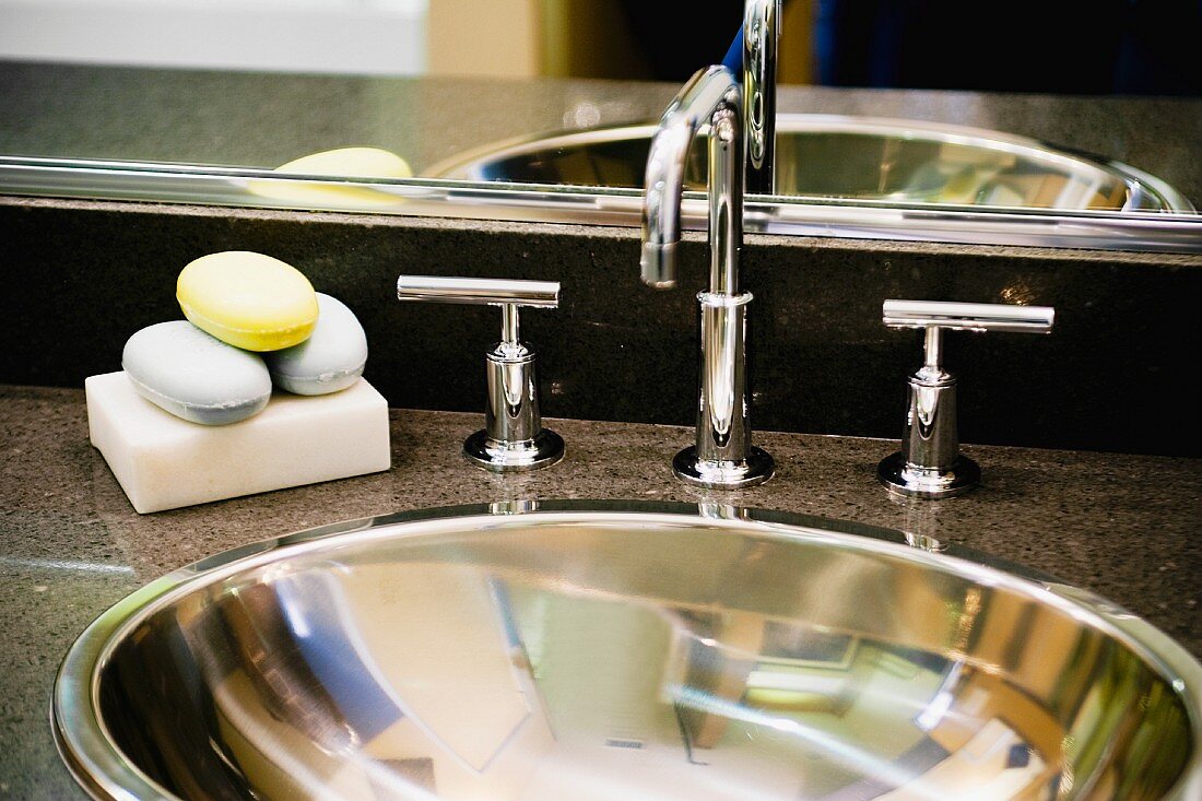 Seifenstapel auf Waschtisch mit verchromtem Becken und Designer Armatur