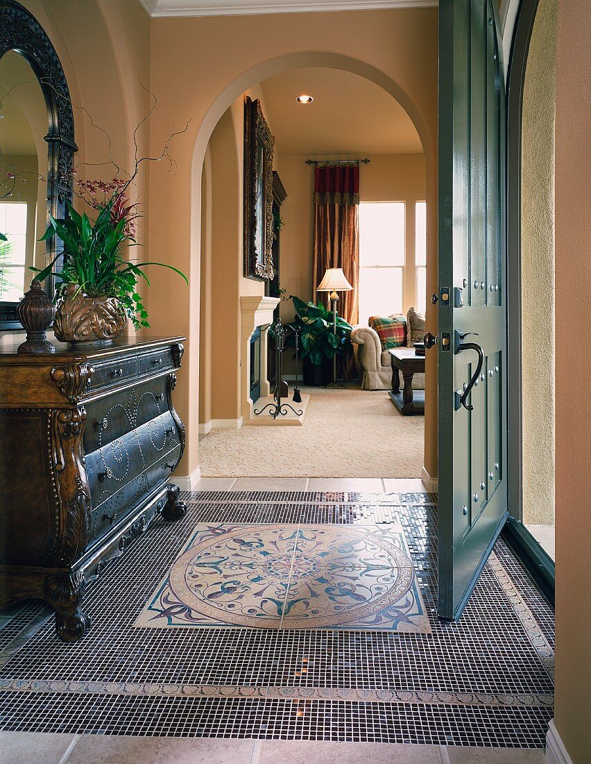Hauseingangsbereich mit Mosaikfliesen und Kommode