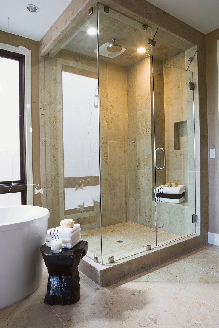 Eine Duschkabine aus Glas in einem Badezimmer
