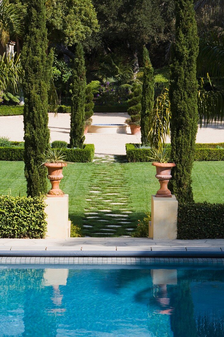 Pool im herrschftlichen, mediterranen Garten mit Zypressen