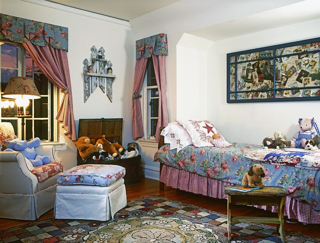 Kinderzimmer mit Bettüberwurf und Vorhängen aus dem selben Stoff, dazu viele Stofftiere auf dem Bett und in einer Holztruhe