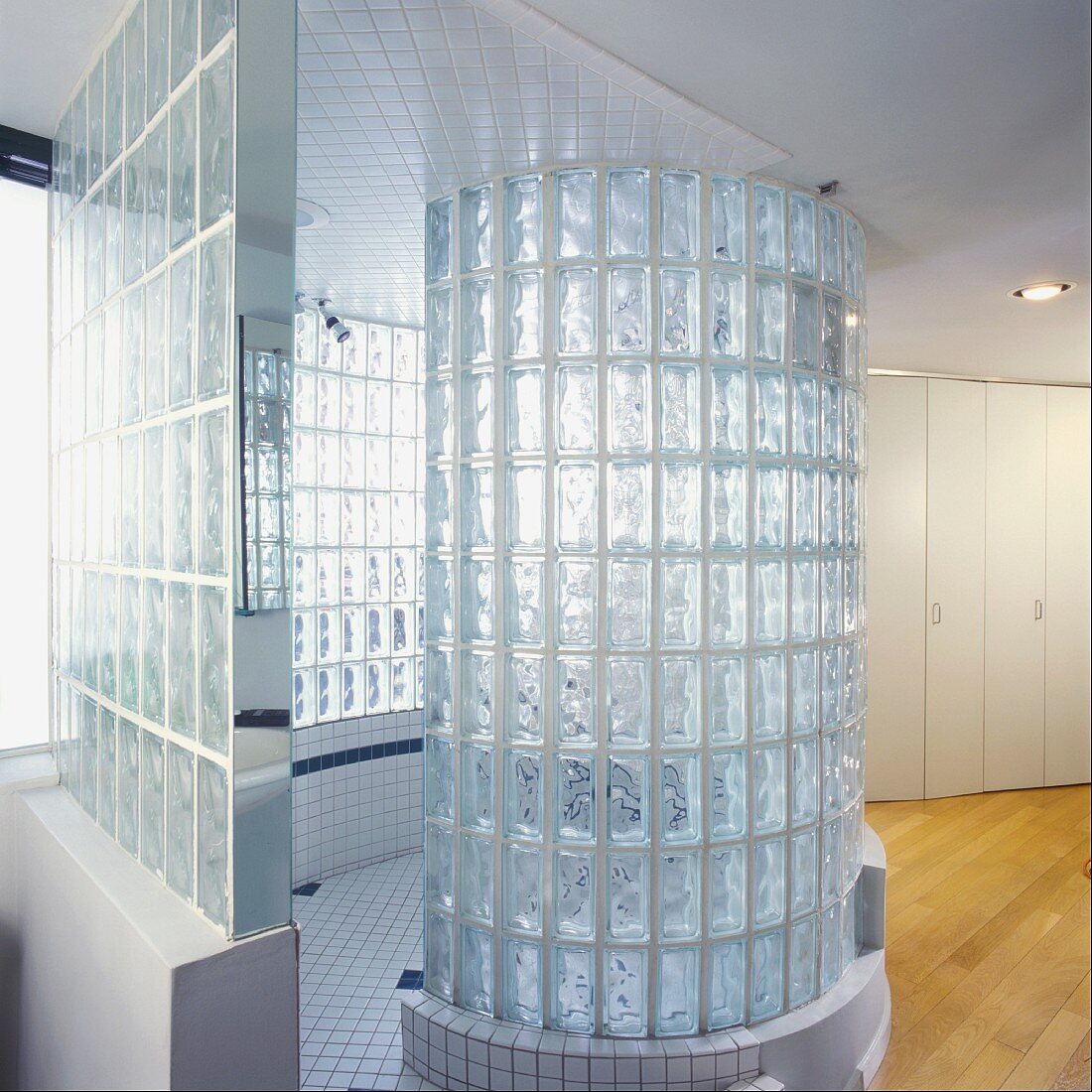 Zylinder aus Glasbausteinen in modernem Bad