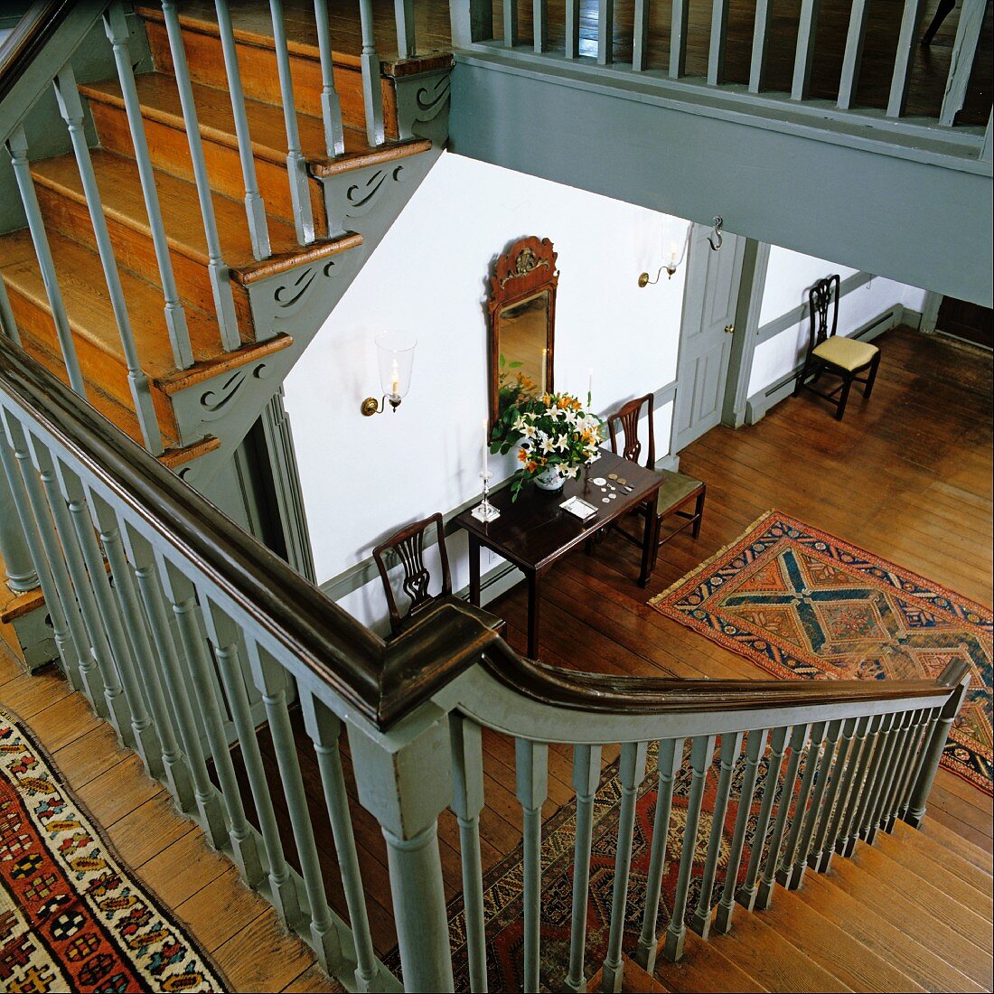 Blick von der Treppe zum Eingangsbereich eines restaurierten Hauses aus dem 18. Jahrhundert