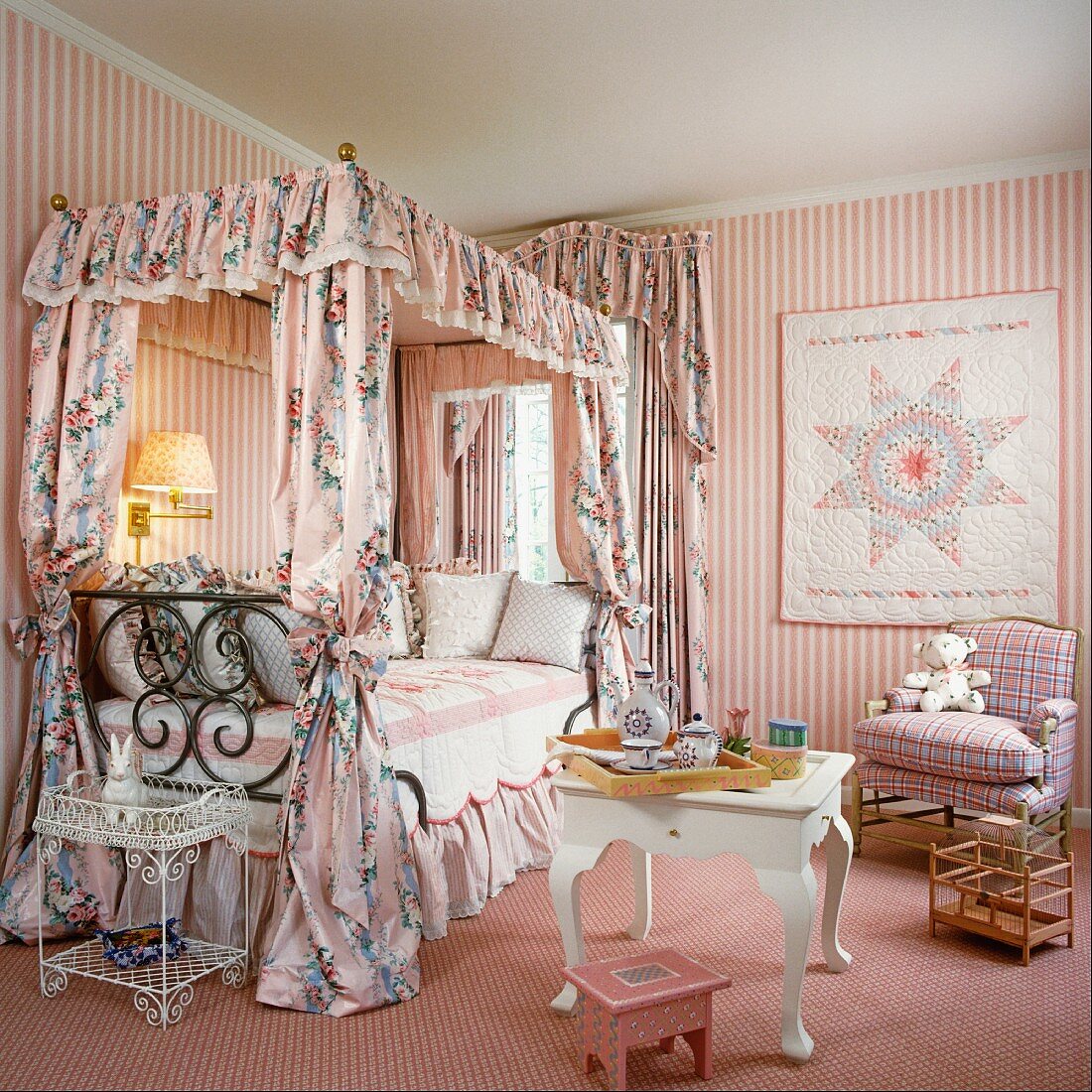 Rosa Mädchenzimmer mit Himmelbett