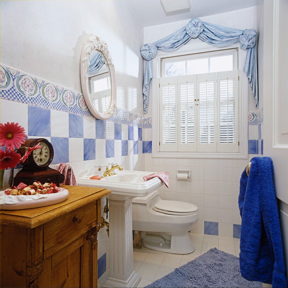 Weisses Badezimmer mit blauen Akzenten