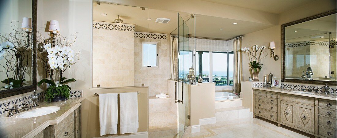 Grosszügige Badezimmerlandschaft mit verglastem Duschraum und Panoramablick über der Wanne