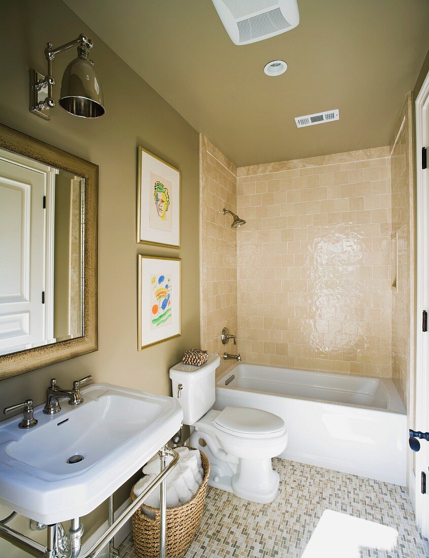 Kleines Badezimmer mit Mosaikfliesenboden und Waschbecken auf verchromtem Stahlgestell