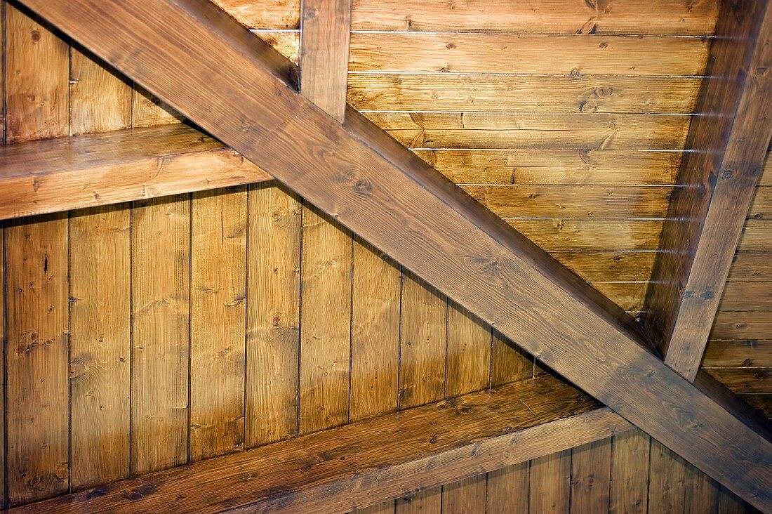 Ausschnitt eines Dachstuhls aus Holz