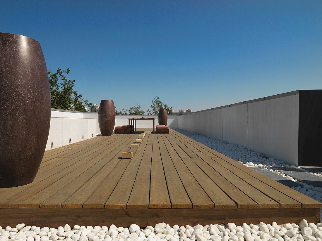 Contemporary outdoor deck with large vases