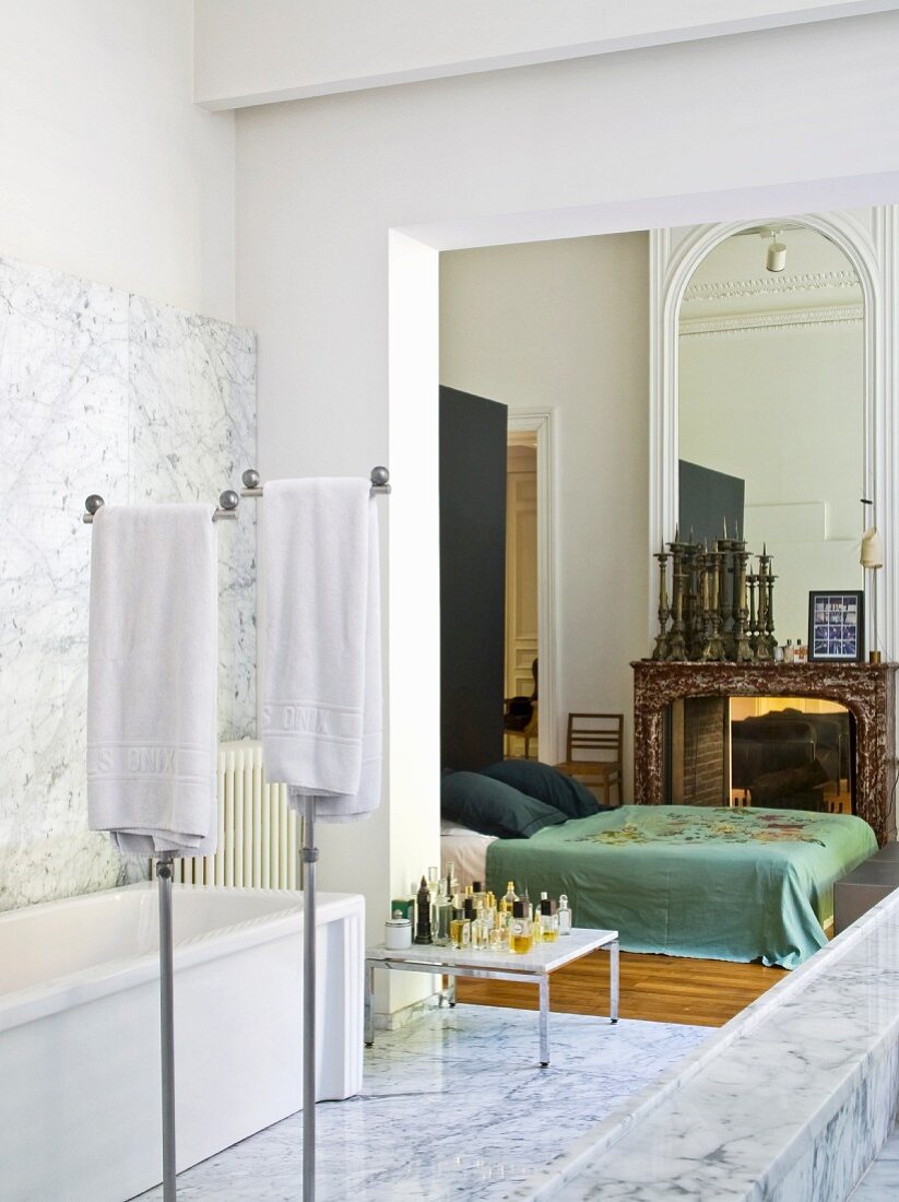 Marmor-Badezimmer mit Öffnung zum Schlafzimmer