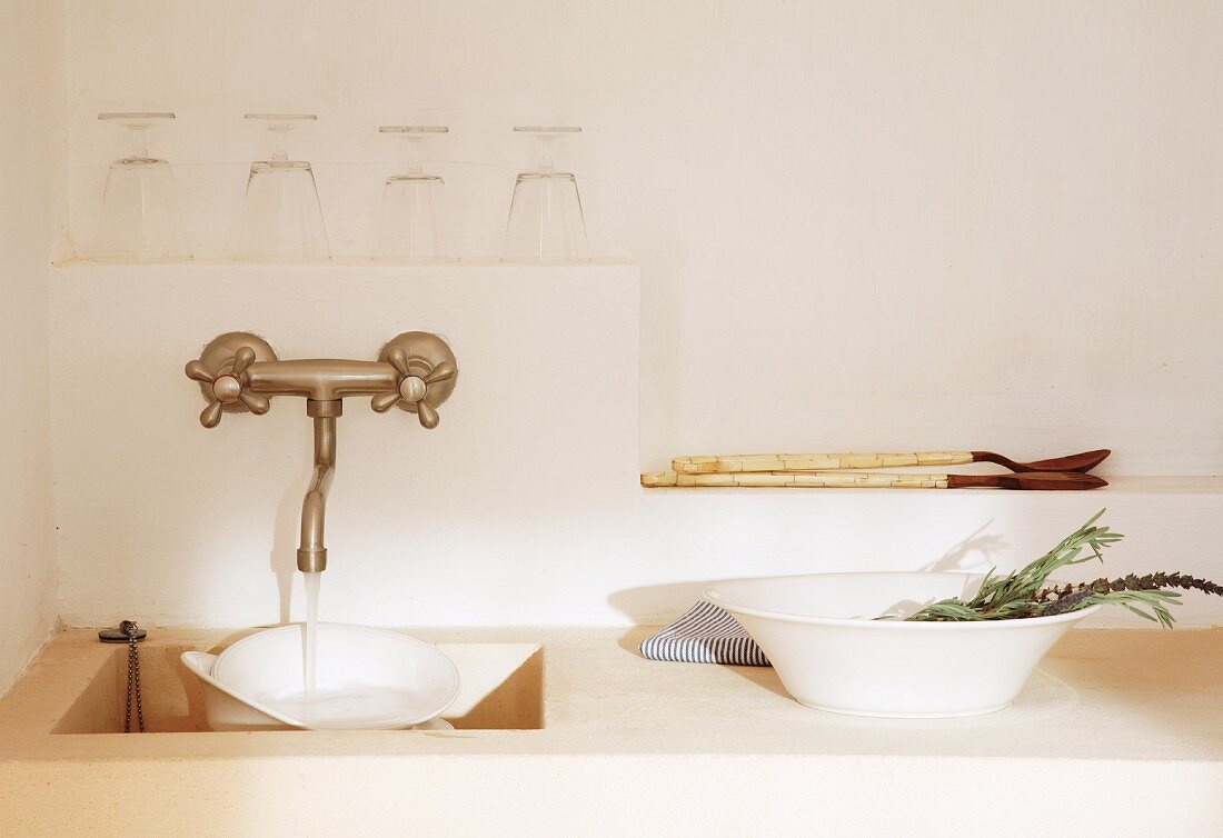 Spülbecken aus Stein in einer mediterranen Küche