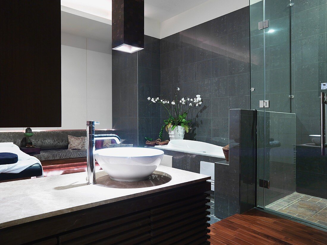 Luxuriöses Badezimmer mit zentralem Waschtisch und angeleuchteter Waschschüssel