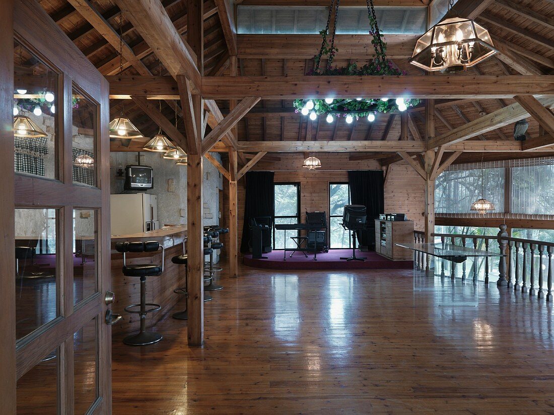 Tanzsaal mit glänzendem Holzboden und kleinem Podest für die Musikkapelle