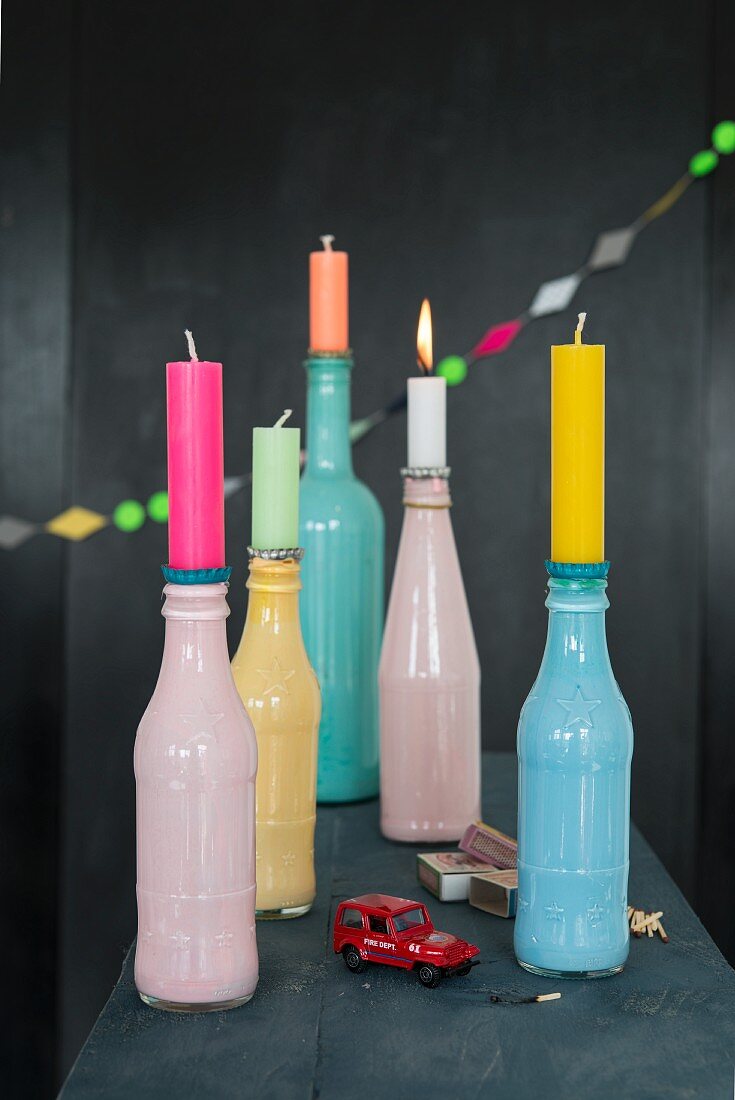 Bunte Flaschen als dekorative Kerzenhalter