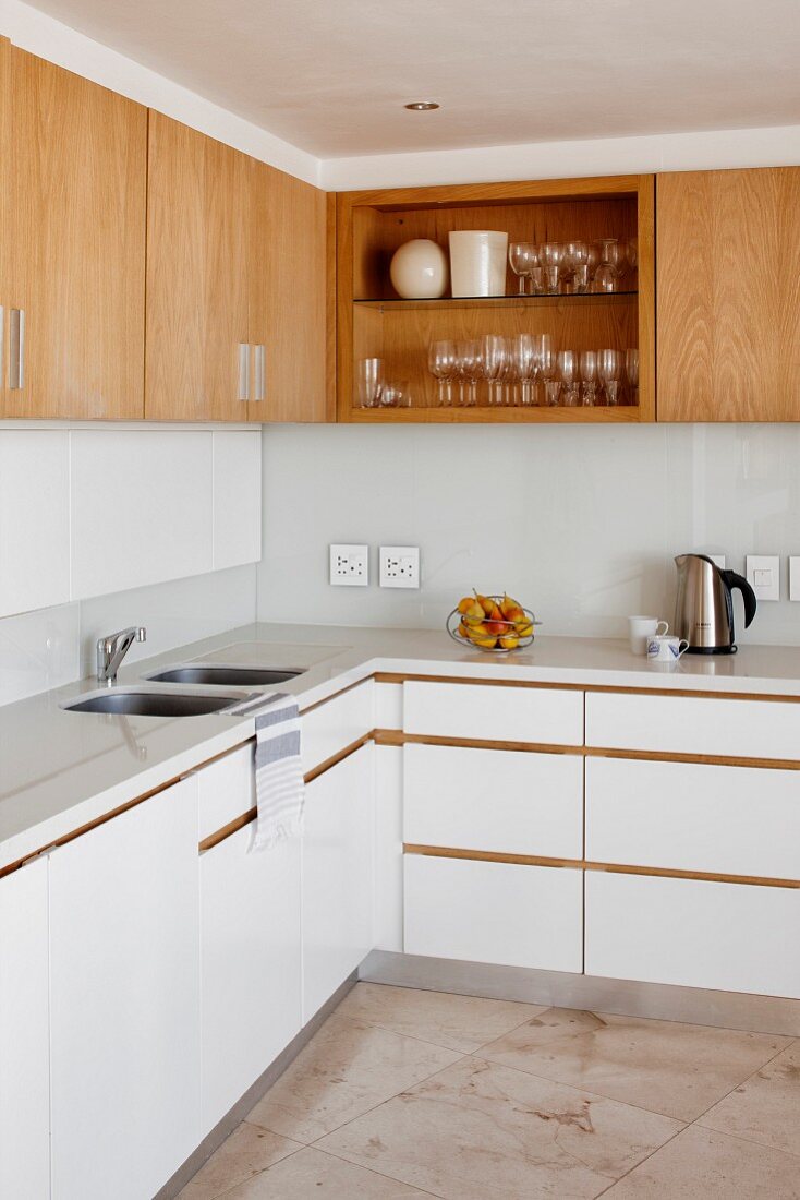 Küchenzeile übereck mit Arbeitsplatte und Unterschränken in Weiß, oberhalb aufgehängte Massivholz Schränke mit offenem Fach