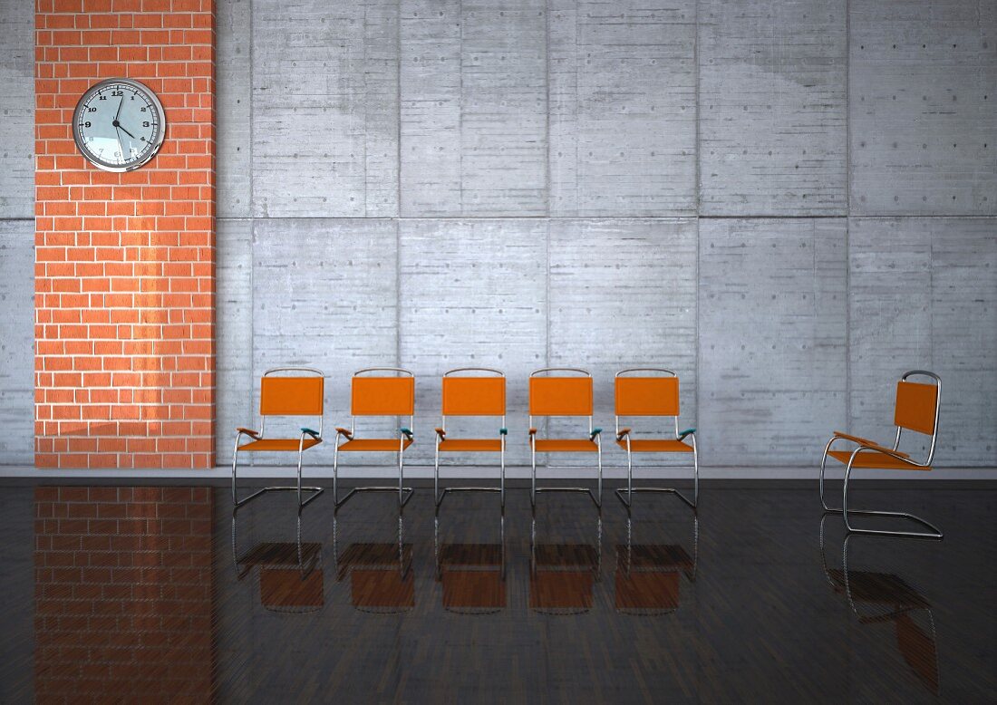 Wartesaal mit Hochglanzboden, orangefarbenen Stühlen & Wanduhr