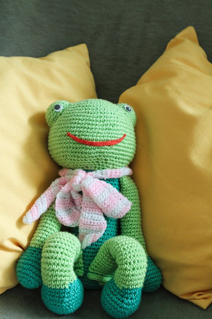 Selbstgestrickter Frosch aus grüner Wolle